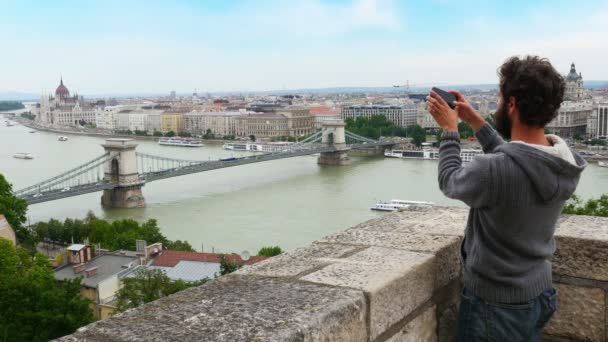 Man genieten van uitzicht op de stad Budapest — Stockvideo