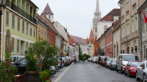 Ungerska street med turister — Stockvideo