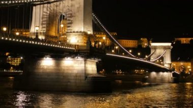 Geceleri zincirli köprü