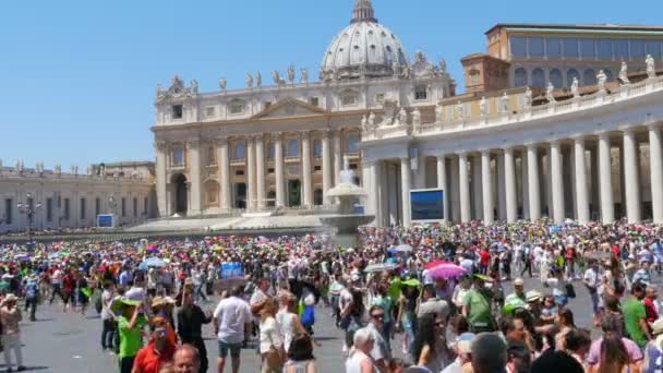 Personas que visitan Ciudad del Vaticano — Vídeos de Stock