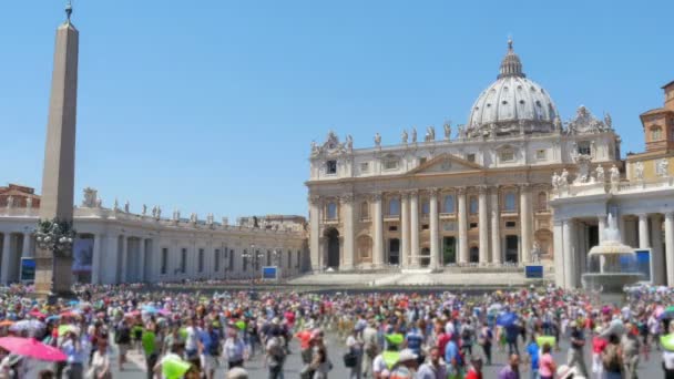 Personnes visitant la Cité du Vatican — Video