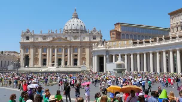 Personer som besöker Vatikanstaten — Stockvideo