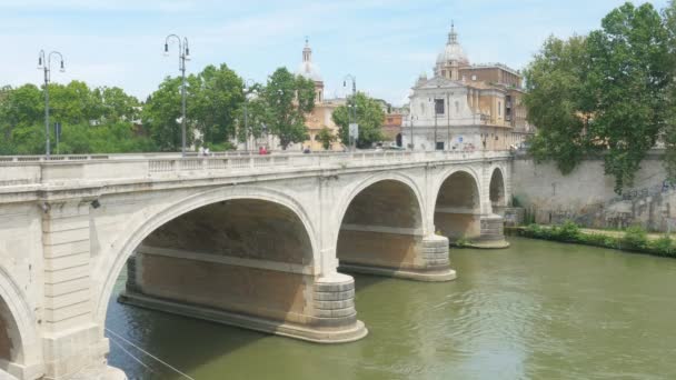Stenen brug en de rivier de Tiber — Stockvideo