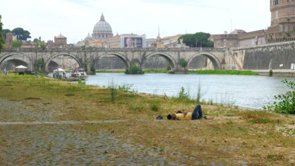 Immigrant sleeping on Rome cityscape — Stock Video