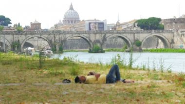 Roma cityscape üzerinde uyku göçmen
