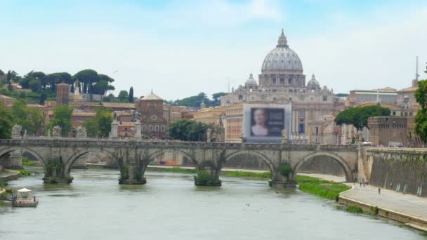 Stenen brug en de rivier de Tiber — Stockvideo