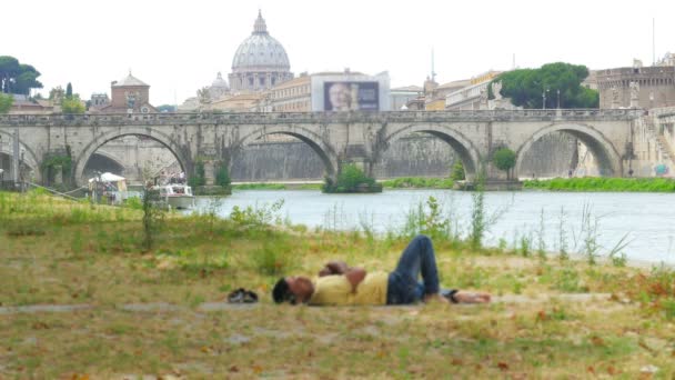 Immigrant sleeping on Rome cityscape — Stock Video