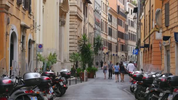 Människor som gick på gatan i Rom. — Stockvideo