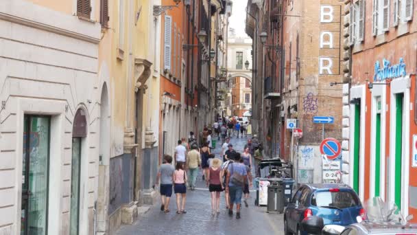 Roma Caddesi üzerinde yürüyen insanlar — Stok video