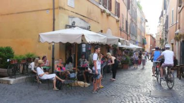 Roma Caddesi üzerinde yürüyen insanlar