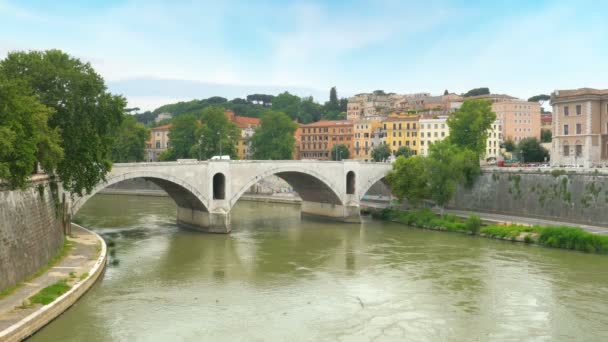 Tiber Nehri üzerinde geleneksel daire — Stok video