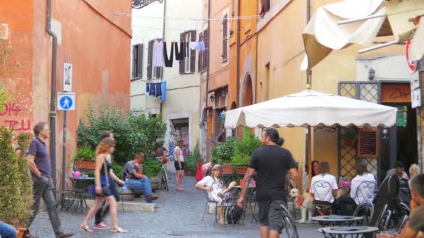 Folk går på gata i Roma. – stockvideo