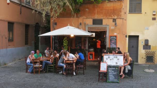 Gente caminando por la calle en Roma — Vídeos de Stock