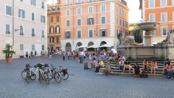 Mensen rond de Italiaanse fonteinen — Stockvideo