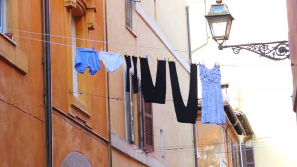 Roupas de linho na rua — Vídeo de Stock