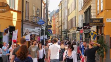 Stockholm'de yürüyen turist