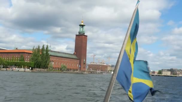 स्टॉकहोम में स्वीडिश ध्वज के साथ जहाज — स्टॉक वीडियो