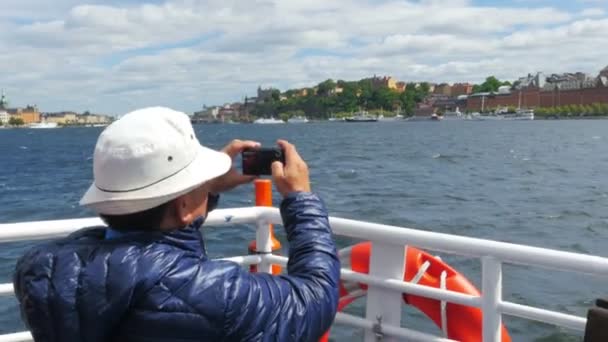 Touristin beim Fotografieren in Stockholm — Stockvideo