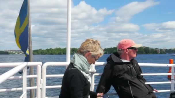 Pareja de turismo en barco en Estocolmo — Vídeos de Stock