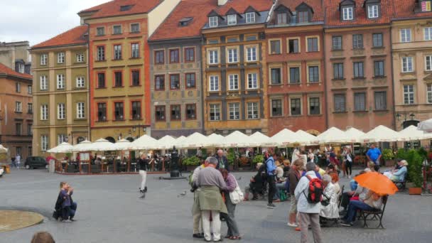 Violinista tocando el violín en la plaza de Varsovia — Vídeo de stock