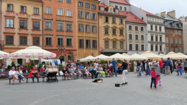 Fiddler tocando violino na praça em Varsóvia — Vídeo de Stock