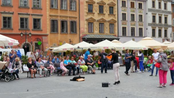 피 들러 바르샤바에 광장에 바이올린 연주 — 비디오
