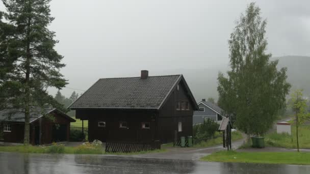 Lluvia fuerte nórdica en la aldea — Vídeos de Stock