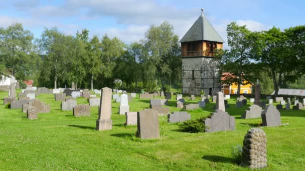 Kyrkogård och kyrka nära Oslo — Stockvideo