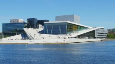 Oslo Opera Binası insanlara
