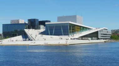 Oslo Opera Binası insanlara