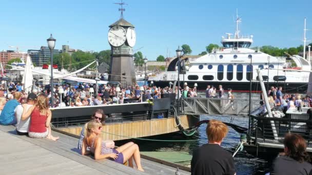 Människor njuter av Oslo med stadsutsikt — Stockvideo