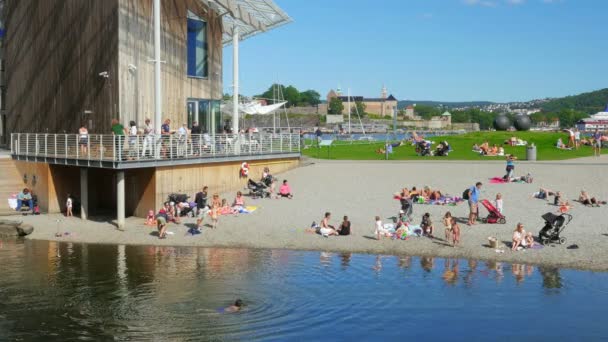 Mensen zwemmen in de buurt van museum in Oslo — Stockvideo
