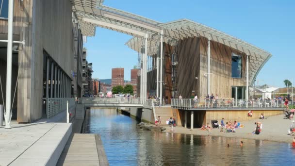 Mensen zwemmen in de buurt van museum in Oslo — Stockvideo
