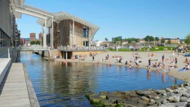 Ludzie, pływanie w pobliżu Muzeum w Oslo — Wideo stockowe