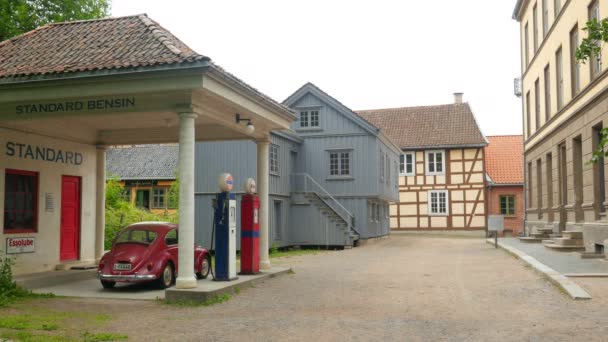 Historiska gatan med bensinstation — Stockvideo