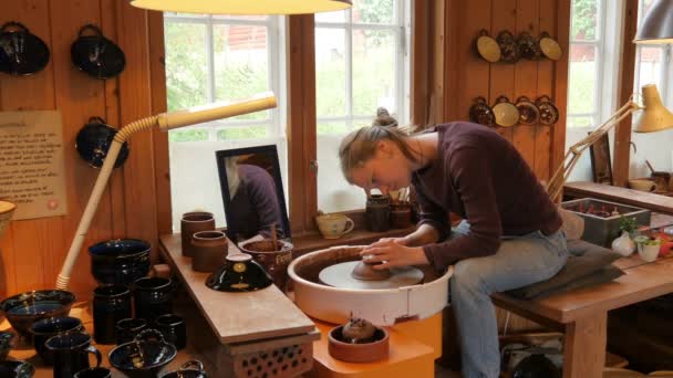 Norwegian girl making pottery — Stock Video