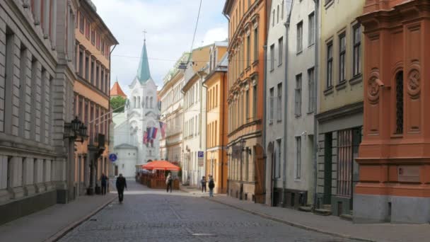 Calle de la ciudad vieja de Riga — Vídeos de Stock