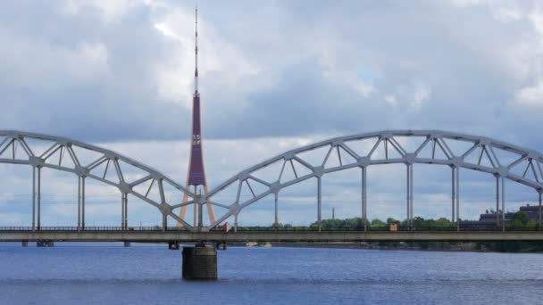 Мост через реку — стоковое видео