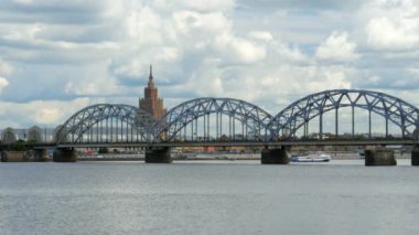 Köprü nehrin üzerinde