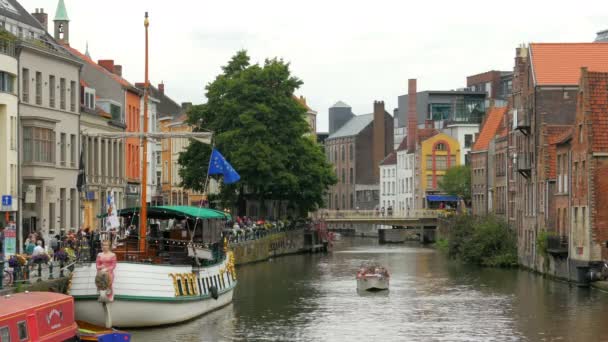 Vista sulla città di Gand con i turisti — Video Stock