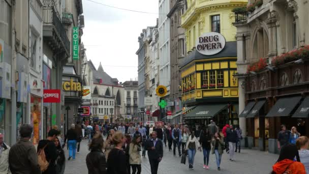 Люди, идущие по улице в Брюсселе — стоковое видео