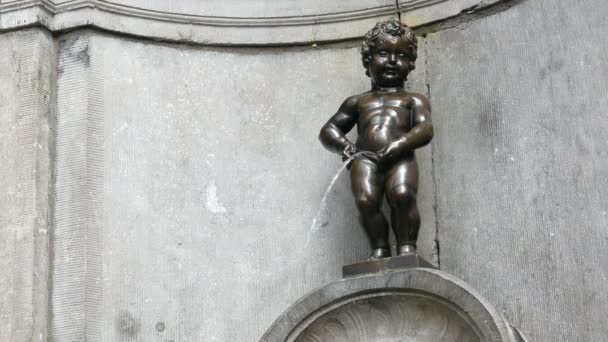 Знаменитий Пісяючий хлопчик Pis скульптура — стокове відео