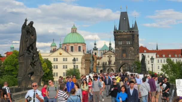 Gente cruzando el puente en Praga — Vídeos de Stock