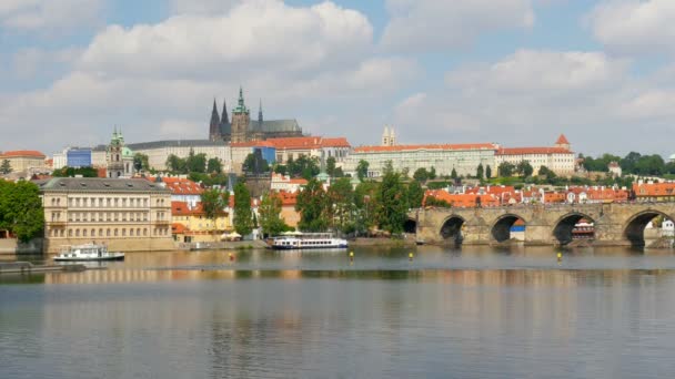 Charles överbryggar och slottet i Prag — Stockvideo