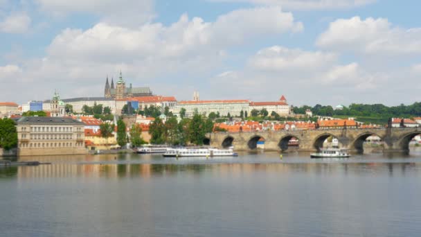 Charles överbryggar och slottet i Prag — Stockvideo