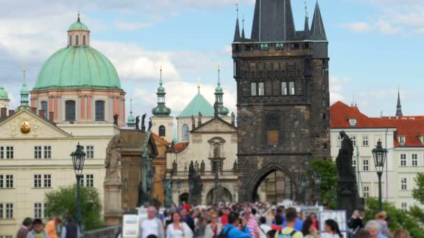 People crossing Charles bridge — Stock Video