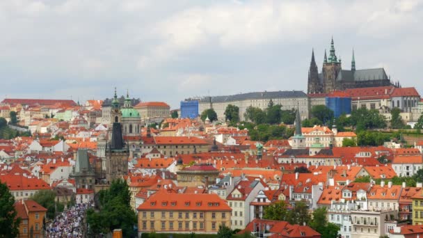 Charles överbryggar och slottet i Prag — Stockvideo