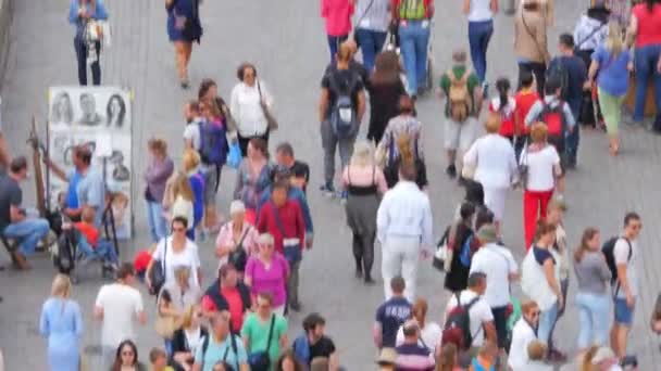 Люди перетину мосту в Празі — стокове відео