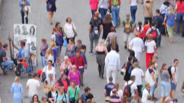 Ponte de passagem de pessoas em Praga — Vídeo de Stock