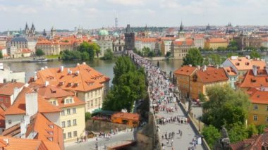 Prag'daki Charles köprüyü geçtikten insanlar